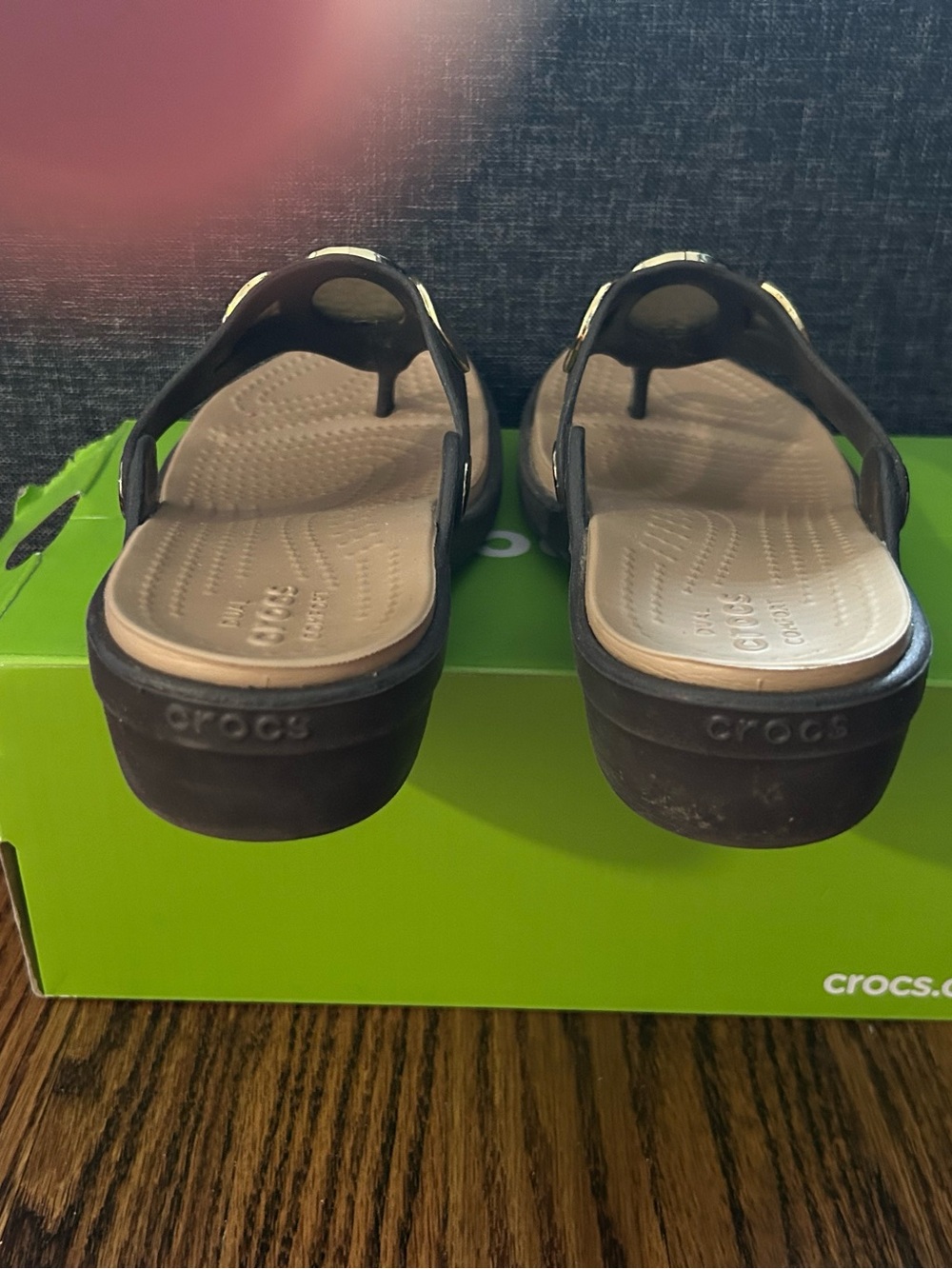 Crocs Sanrah Hammered Circle Wedge Flip Sandals sz 7 - Picture 5 of 7